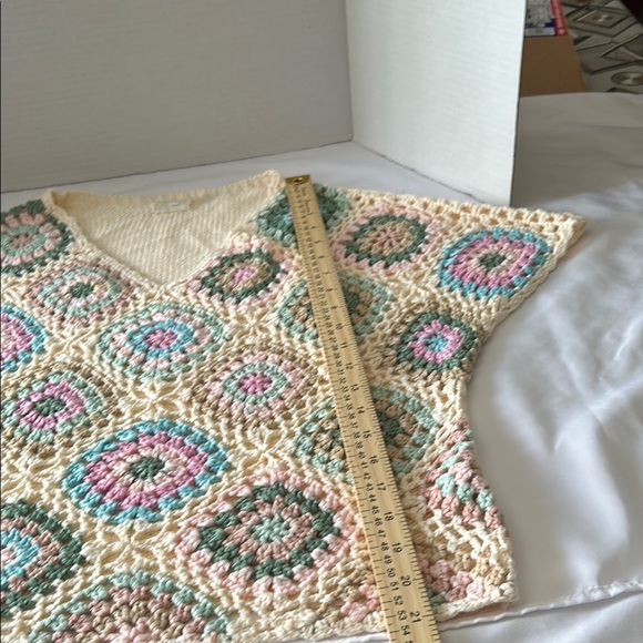 Cream and Pink Blouse with Textured Knit Design - Picture 3 of 8